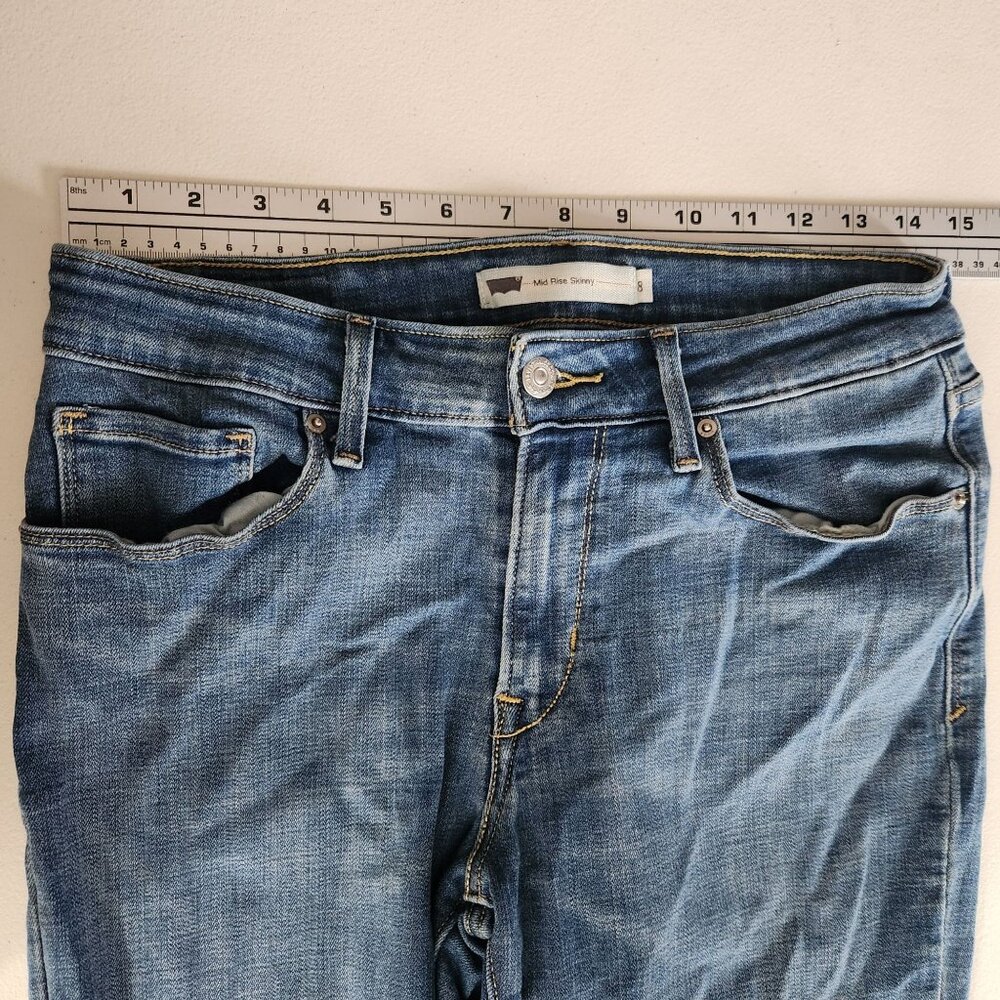 Levis Womens Mid Rise Skinny Jeans Size 8 Medium Wash Denim PUCKERING - Picture 2 of 16